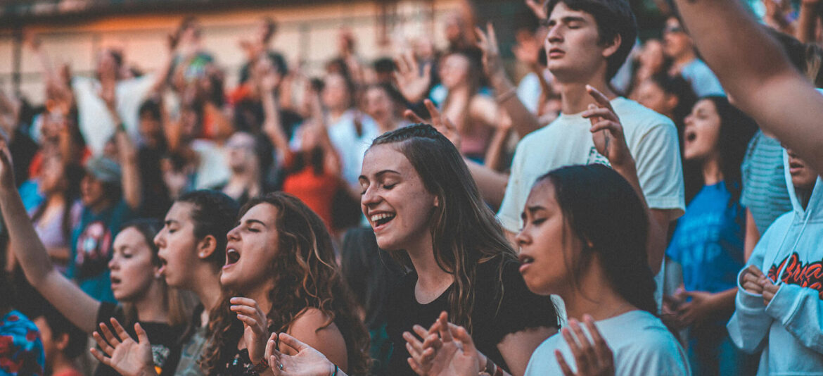 기도로 세워지고 말씀으로 살아가는 교회입니다.